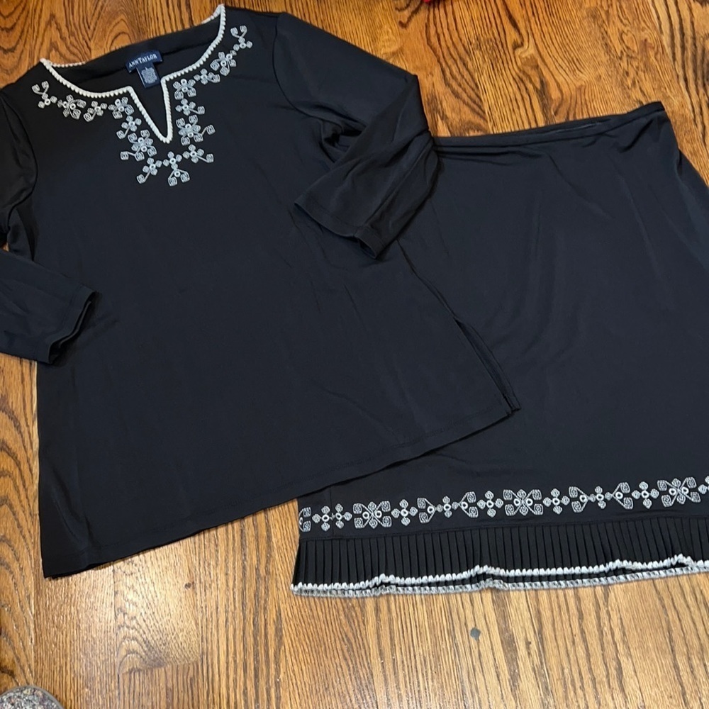Ann Taylor set of embroidered top and skirt size L and 14P EUC